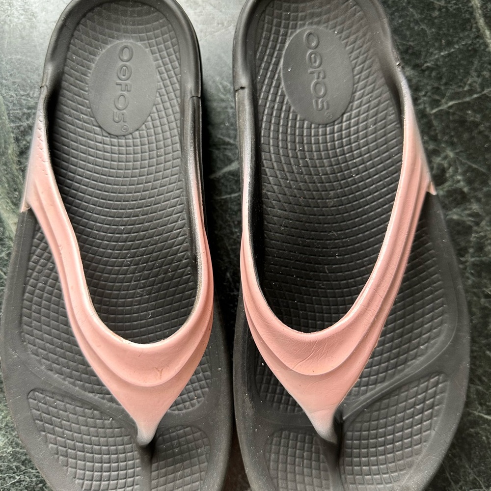 OOFOS Size 8 Pink